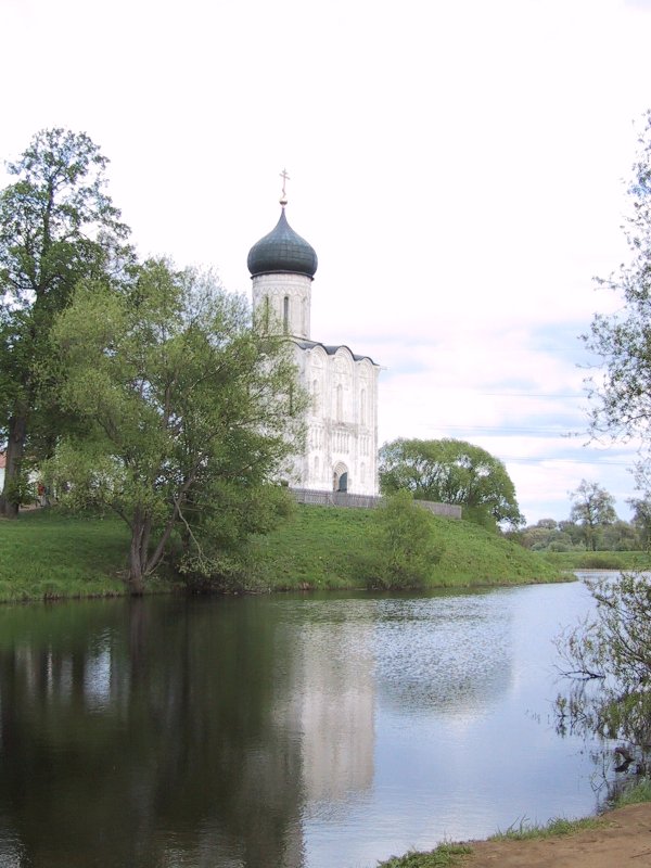 Суздаль, 2002: церковь на берегу реки с чёрным куполом