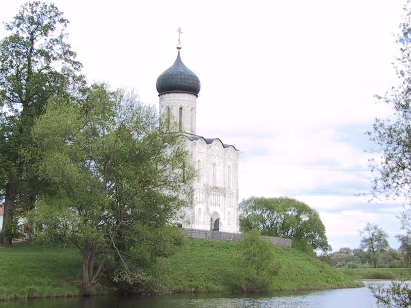 Суздаль, 2002: церковь на берегу реки с чёрным куполом