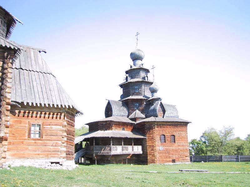 Деревянная церковь в Суздале, май 2002 года