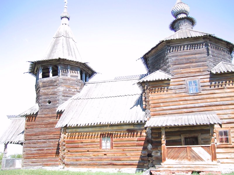 Деревянная церковь в Суздале, май 2002 года