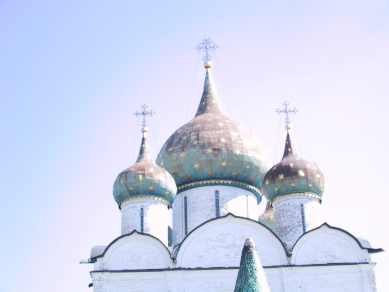 Суздаль, май 2002: купола Успенского собора с зелёной черепицей и золотыми звёздами