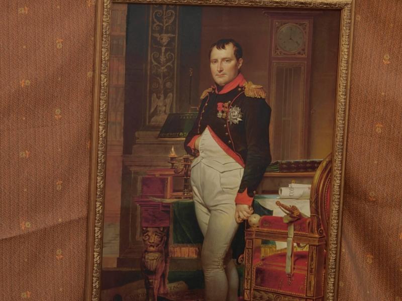 Times And Epochs 2026: портрет в золочёной раме у стены с узором
