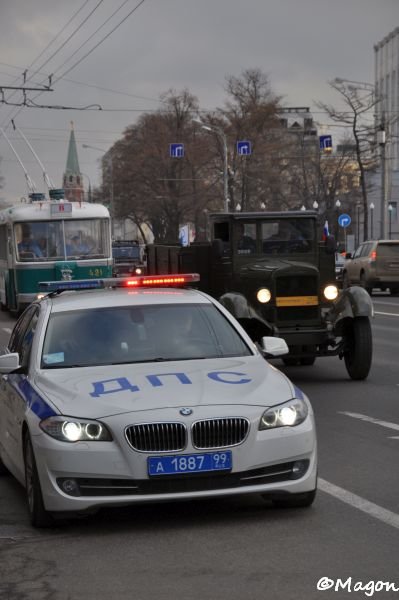 Троллейбусный парад в Москве, 15 ноября 2014: белый BMW ДПС и военный грузовик 1940-х