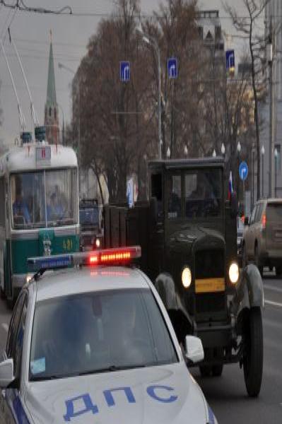 Троллейбусный парад в Москве, 15 ноября 2014: белый BMW ДПС и военный грузовик 1940-х