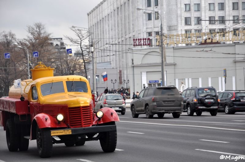 Москва, 15 ноября 2014: трамвайный парад с советским грузовиком-бензовозом