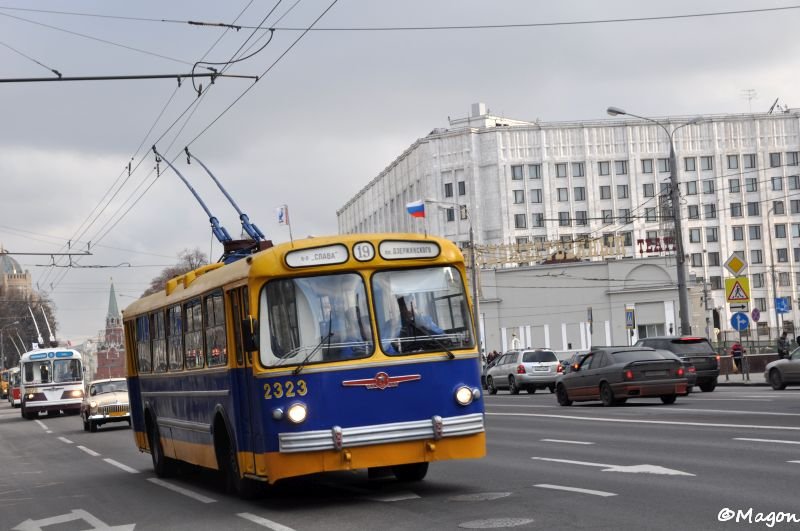 Сине-жёлтый тrolleybus №2323 на улице Москвы в пасмурный день