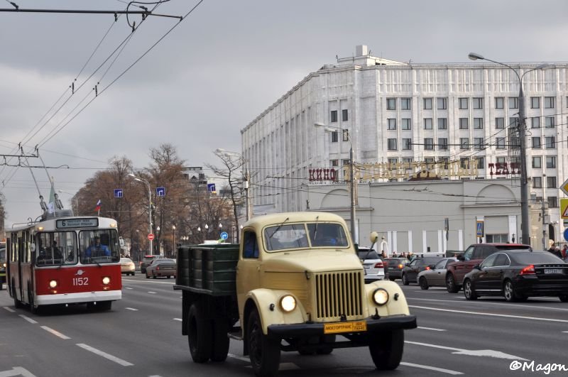 Ветераны советского автопрома и трамвай на улице Москвы