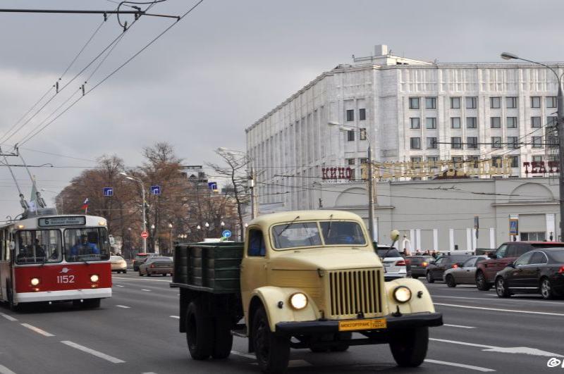 Ветераны советского автопрома и трамвай на улице Москвы