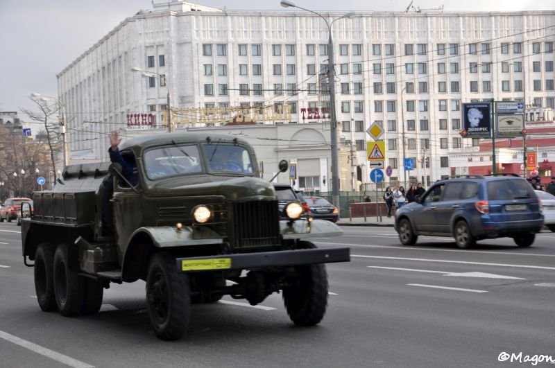 Троллейбусный парад в Москве, 15 ноября 2014: зелёный грузовик ЗИС-150 на фоне позднесоветской застройки