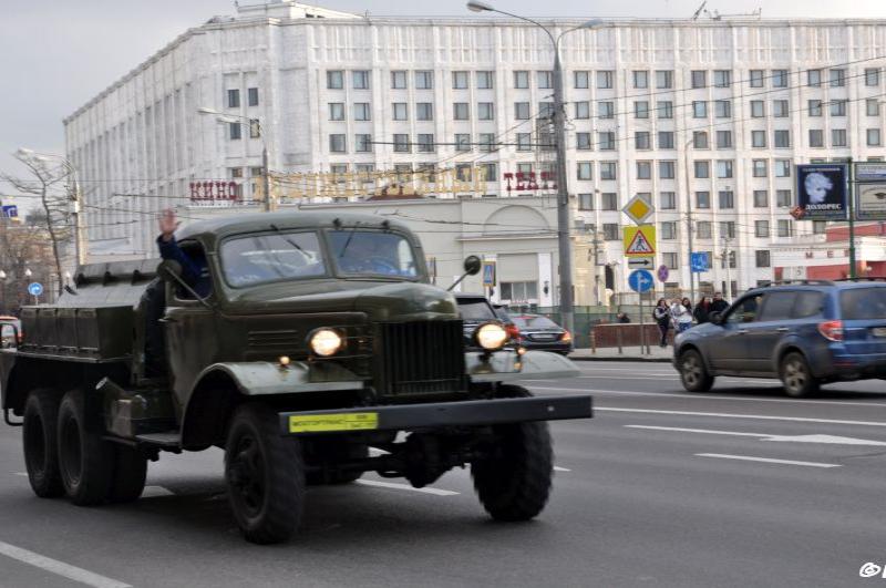 Троллейбусный парад в Москве, 15 ноября 2014: зелёный грузовик ЗИС-150 на фоне позднесоветской застройки