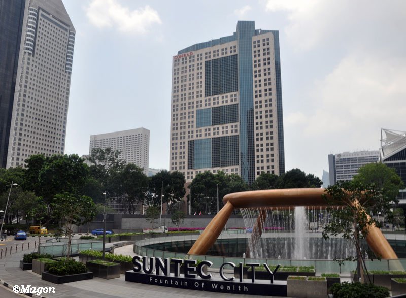 Suntec City, Сингапур, март 2015: фонтан «Fountain of Wealth» и башня Conrad