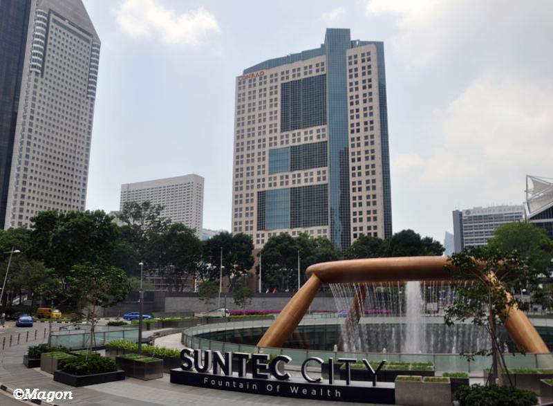 Suntec City, Сингапур, март 2015: фонтан «Fountain of Wealth» и башня Conrad
