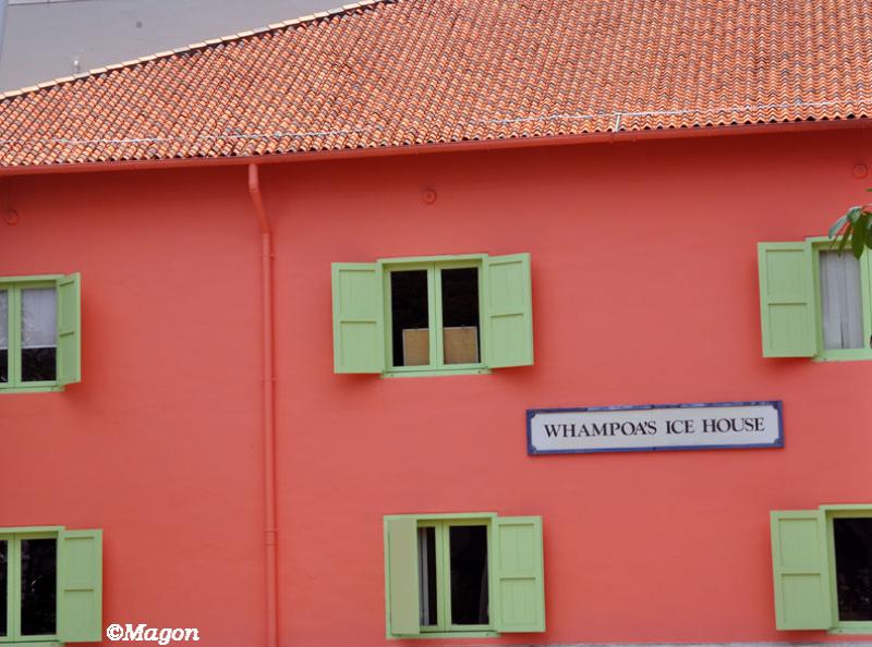 Whampoa's Ice House в Сингапуре, март 2015: розовая стена и зелёные ставни