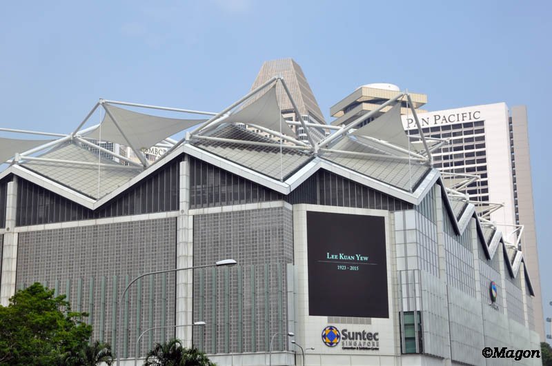 Сингапур, 23 марта 2015: здание Suntec City с памятной табличкой Lee Kuan Yew