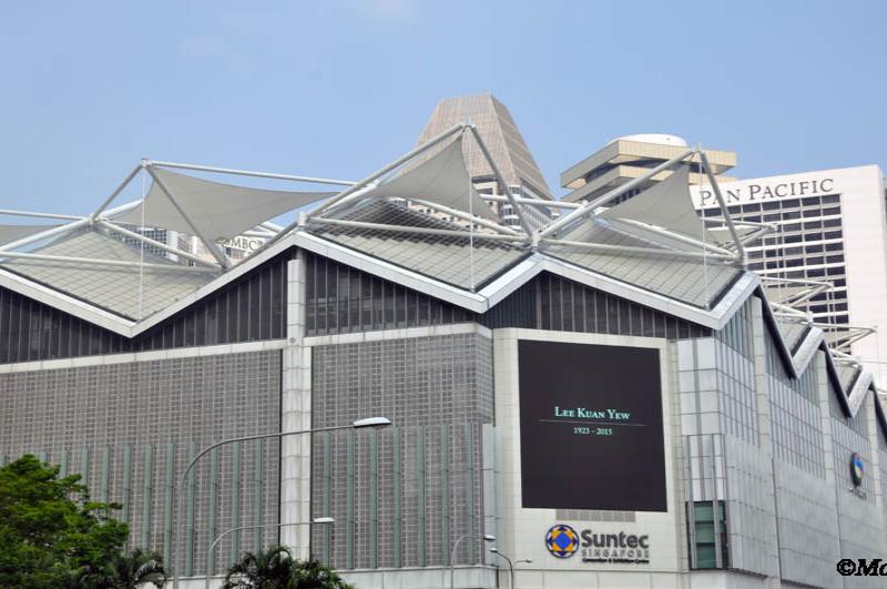 Сингапур, 23 марта 2015: здание Suntec City с памятной табличкой Lee Kuan Yew