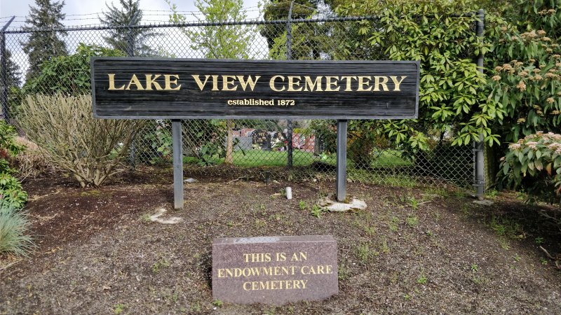 Lake View Cemetery, Сиэтл: могила Брюса Ли и надпись «endowment care cemetery»