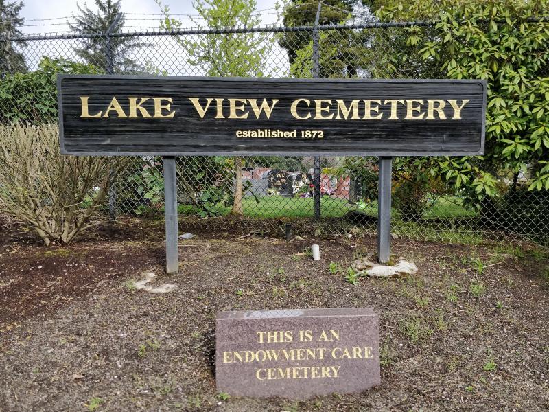 Lake View Cemetery, Сиэтл: могила Брюса Ли и надпись «endowment care cemetery»