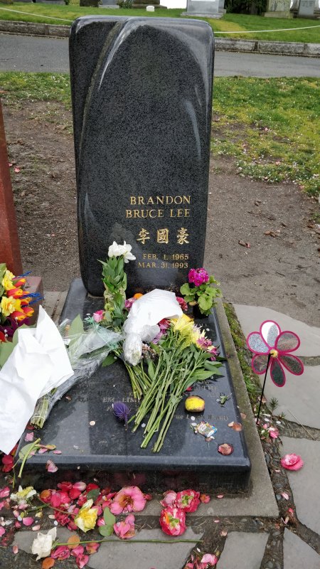 Могила Брюса Ли в Сиэтле: чёрный гранит, цветы и имя Brandon Bruce Lee