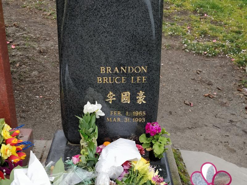 Могила Брюса Ли в Сиэтле: чёрный гранит, цветы и имя Brandon Bruce Lee