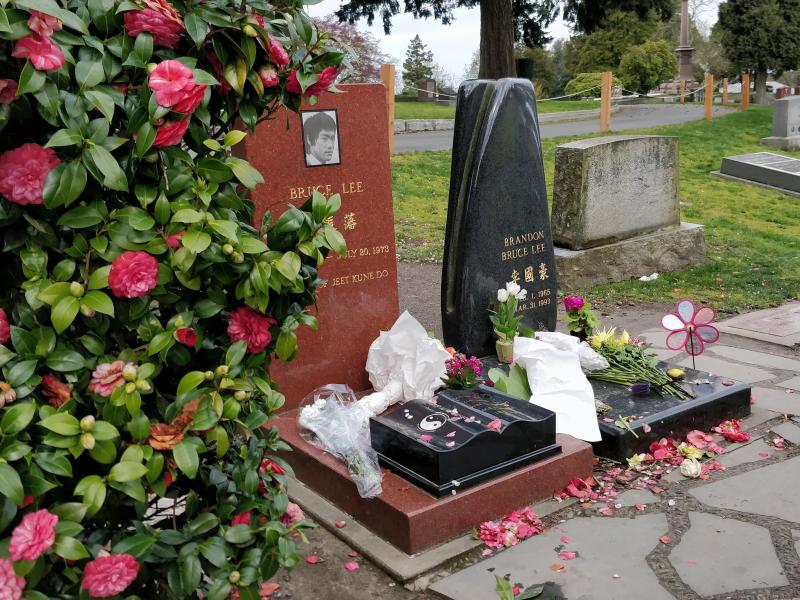 Могила Брюса Ли в Сиэтле: розы, камни и память