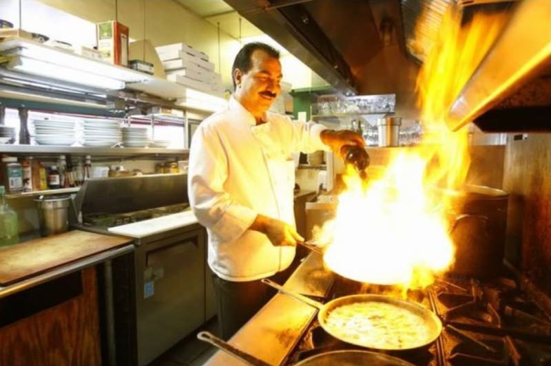 Pasta Freska, США: шеф в белом костюме поджигает сковороду над газовой плитой
