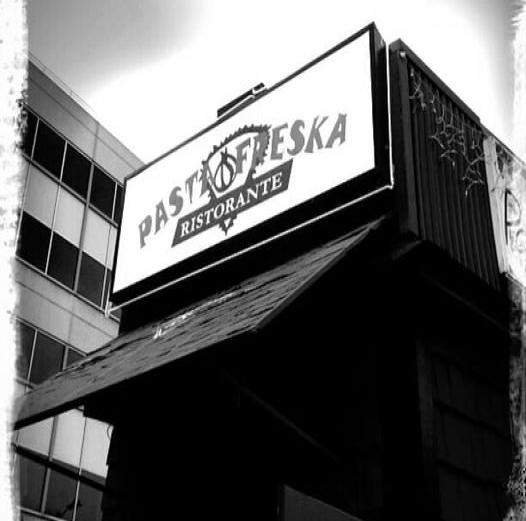 Pasta Freska Ristorante в США: вывеска над входом