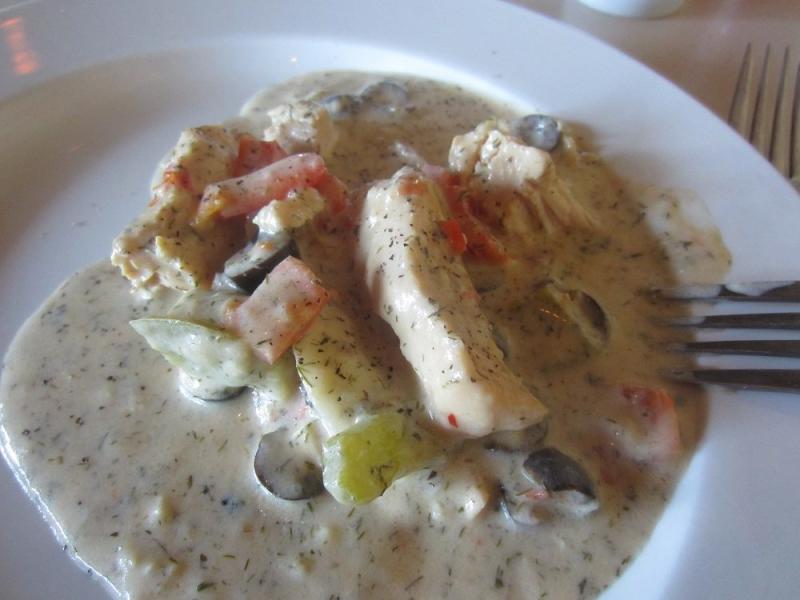 Pasta Freska, США: кремовый соус с курицей и овощами на белой тарелке