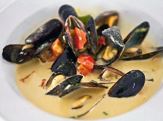 Мидии в кремовом соусе на тарелке Pasta Freska, США