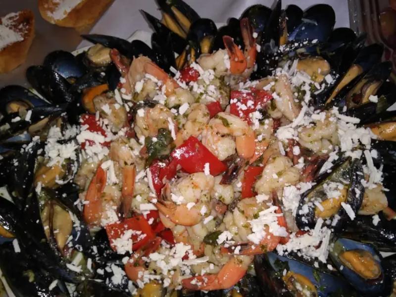 Pasta Freska, США: мидии с креветками и фетой на белой тарелке