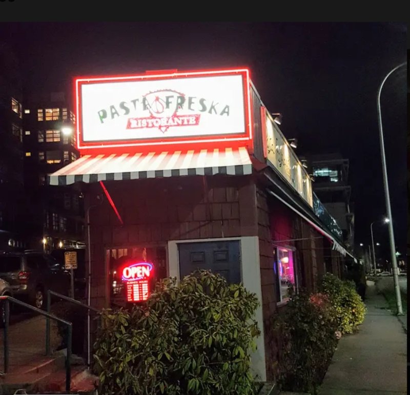 Pasta Freska Ristorante в ночном городском окне, США
