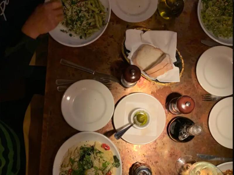 Pasta Freska, США: деревянный стол с пастой и оливковым маслом