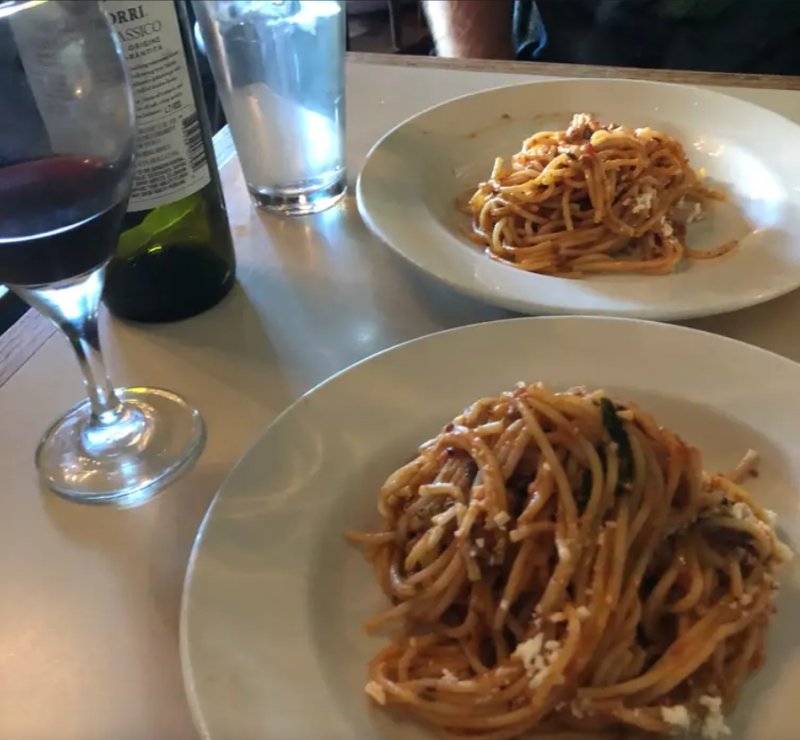 Pasta Freska, США: спагетти с сыром и красным вином на столе