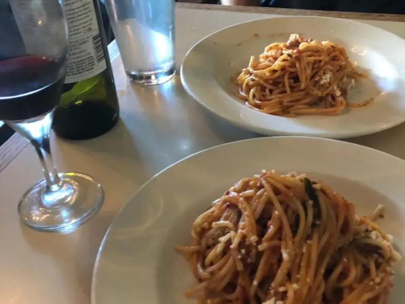 Pasta Freska, США: спагетти с сыром и красным вином на столе