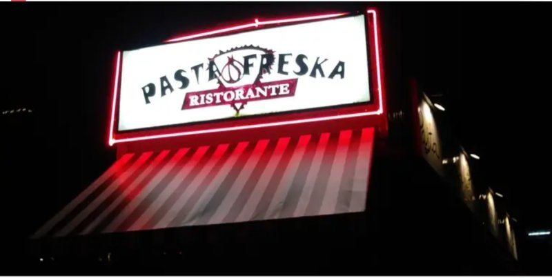 Pasta Freska Ristorante в США: неоновая вывеска и полосатый навес