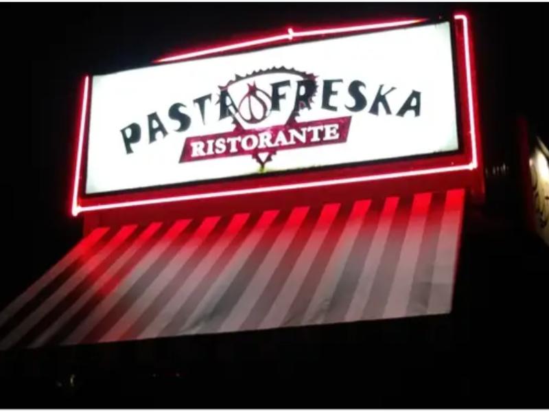 Pasta Freska Ristorante в США: неоновая вывеска и полосатый навес