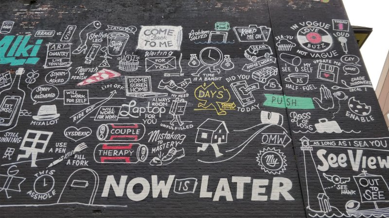 Стена с граффити в Сиэтле: «NOW IS LATER» и другие фразы о времени
