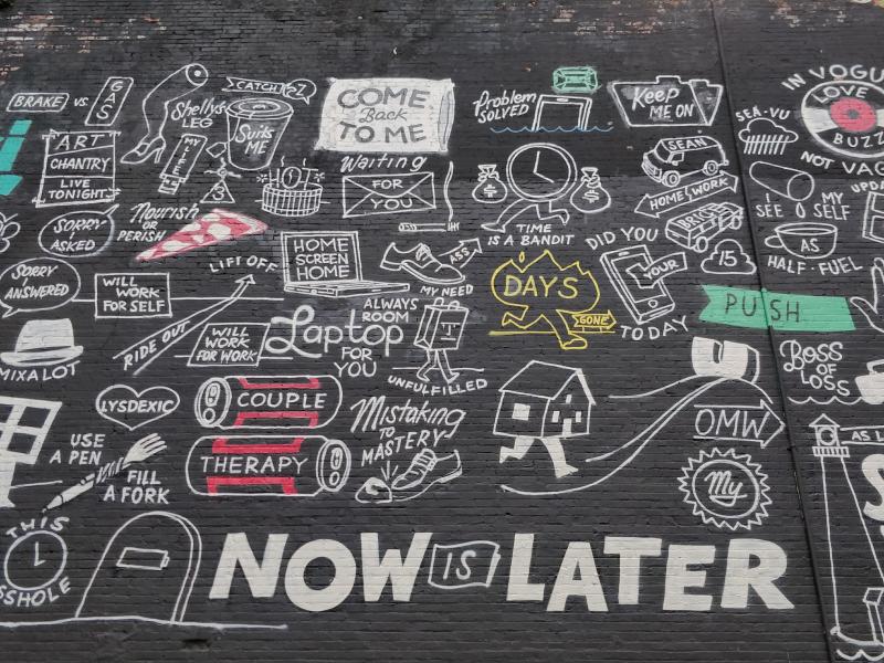 Стена с граффити в Сиэтле: «NOW IS LATER» и другие фразы о времени