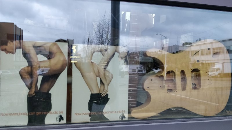 Витрина магазина в Сиэтле с рекламой Studio 54 и корпусом гитары