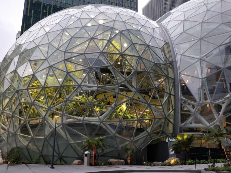 Два геодезических купола Amazon Spheres в Сиэтле