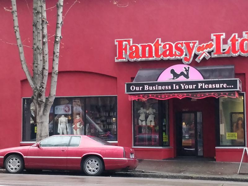 Красное здание магазина Fantasy Ltd с красным автомобилем