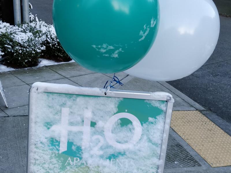 Сиэтл, снег на вывеске H₂O Apartments