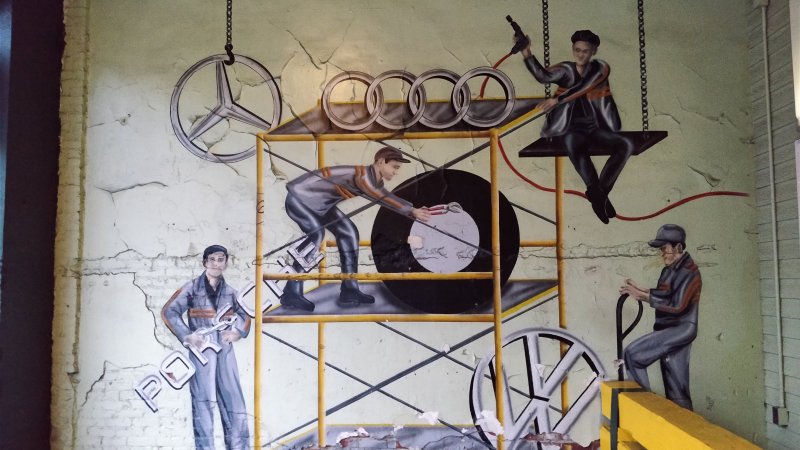 Мурал с логотипами авто в Сиэтле: Mercedes, Audi, VW, Porsche