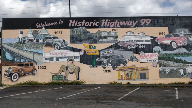 Мурал «Historic Highway 99» в Сиэтле: автомобили, мотели и эпоха дороги