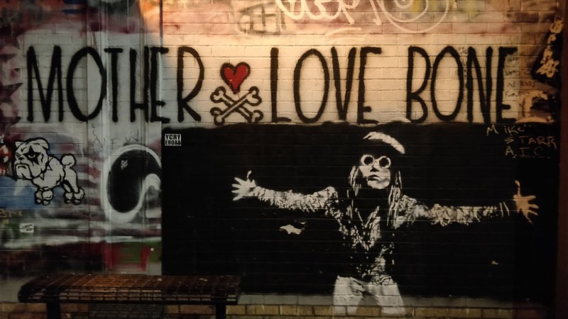 Сиэтл, стена с граффити «MOTHER LOVE BONE» и стилизованным портретом