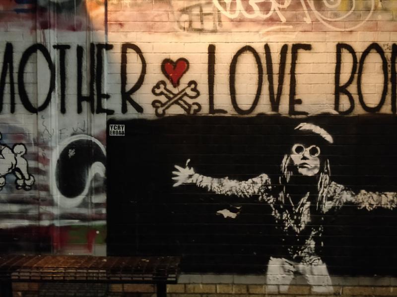 Сиэтл, стена с граффити «MOTHER LOVE BONE» и стилизованным портретом