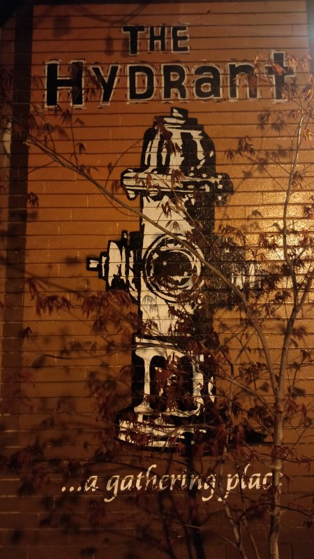 Граффити «The Hydrant» в Сиэтле: белый пожарный гидрант на кирпичной стене