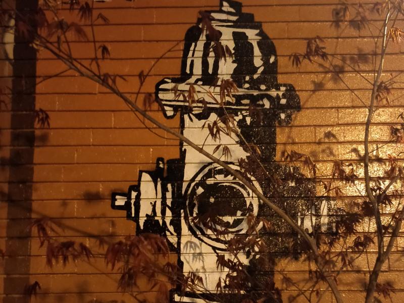 Граффити «The Hydrant» в Сиэтле: белый пожарный гидрант на кирпичной стене